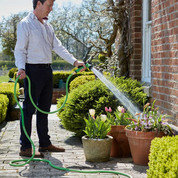 Easy Watering With Expandable Hose